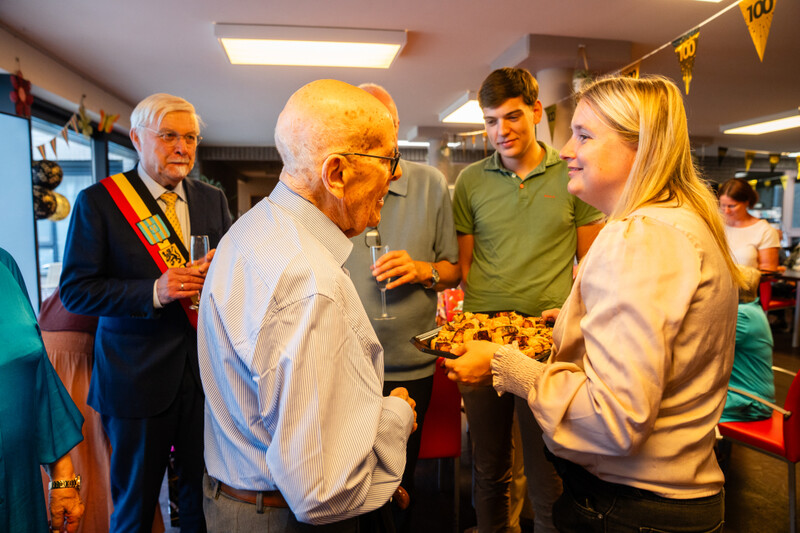 Burgemeester Schelle Rob Mennes woont verjaardagsfeest bij van 100-jarige bewoner rusthuis