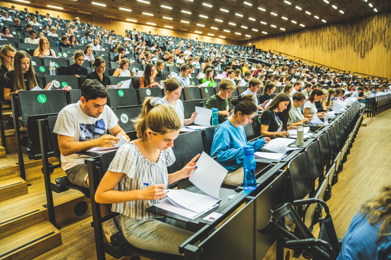 Studenten lossen examen op in aula aan UGent