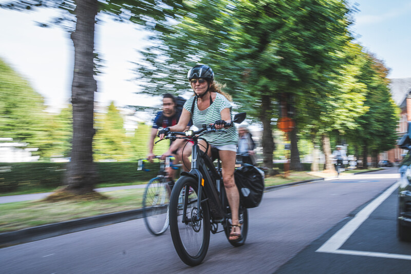 Vrouw op een speedpedelec
