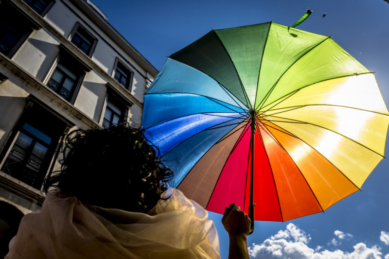 Persoon met een regenboogparaplu tijdens de Belgian Pride in Brussel