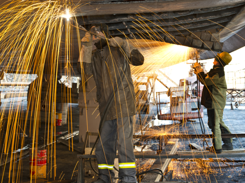 Dokwerkers lassen de boeg van een schip