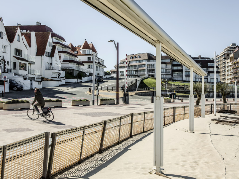 Man fiets op weg naast terras