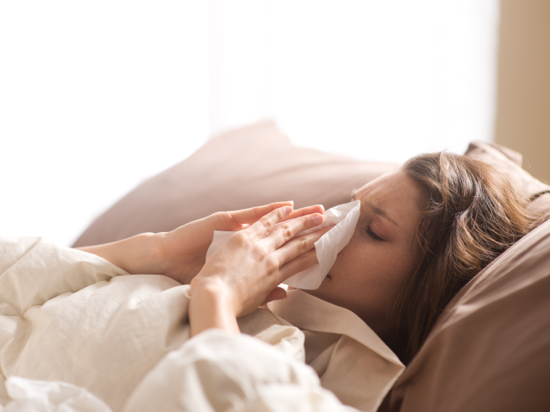 Vrouw ligt ziek in bed