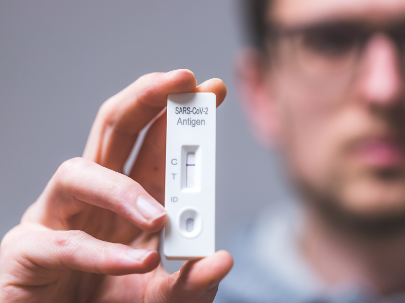 Man toont antigeentest 