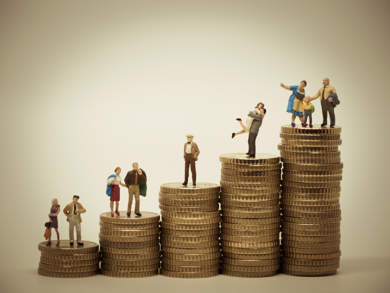 Mensen op stapels muntjes