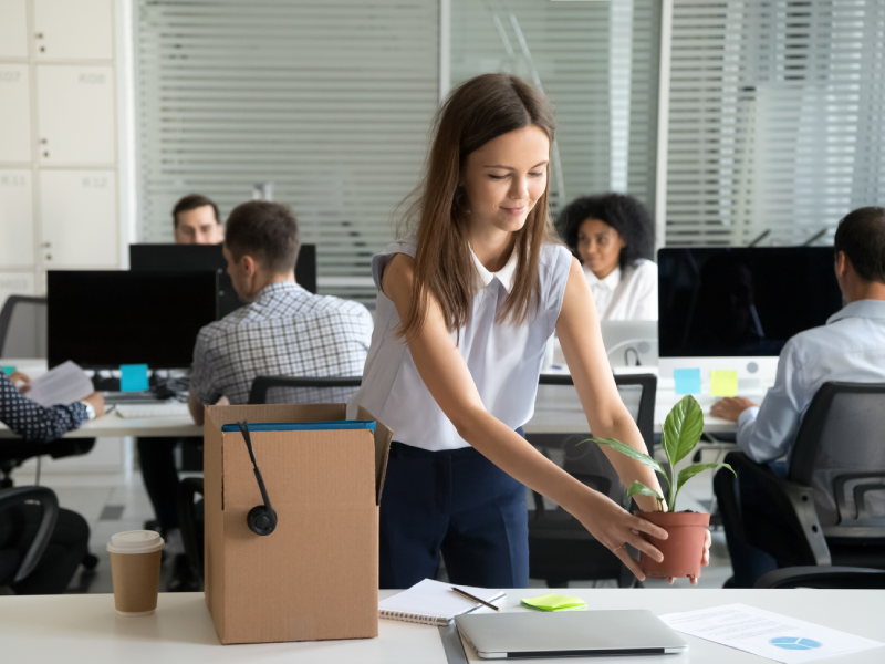 Vrouw pakt haal spullen in om te veranderen van job