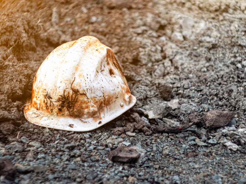 Een veiligheidshelm die op de grond ligt