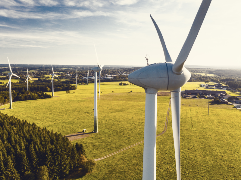 Windturbines in een grasveld