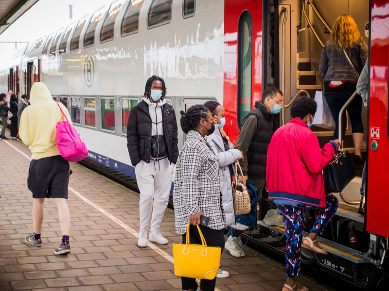 Personen stappen in trein