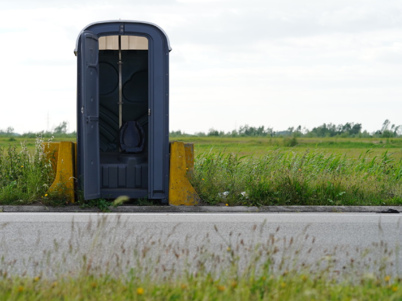 Toilet in weidelandschap