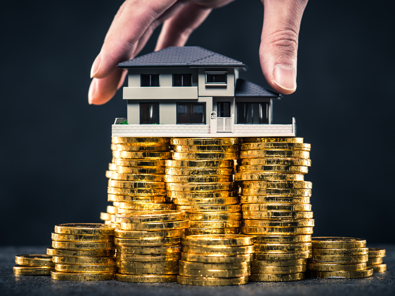 Huis op een stapel van munten