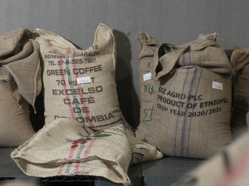 Zakken koffiebonen uit Colombia en Ethiopië