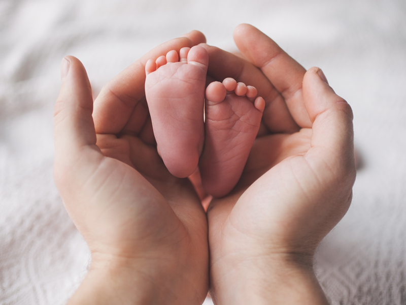 Babyvoeten in handen van moeder