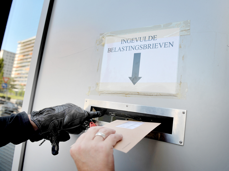 Vrouw dient haar belastingaangifte fysiek in