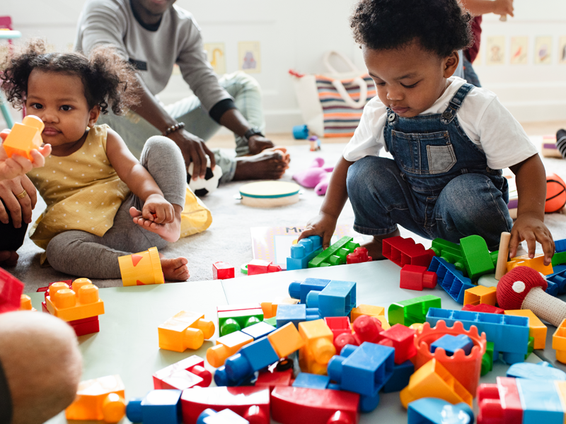 Peuters spelen met blokken
