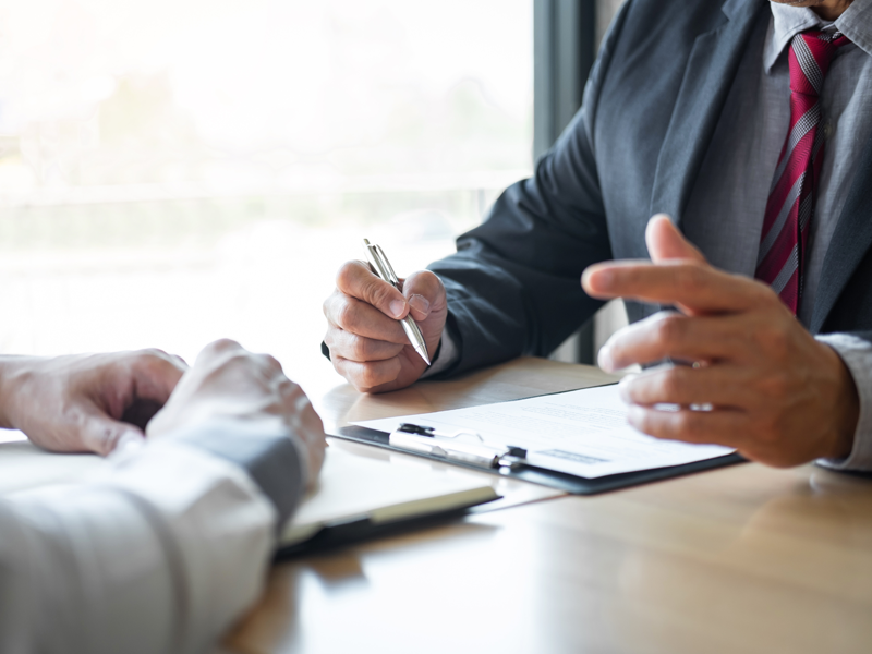 Close-up van handen tijdens een sollicitatiegesprek