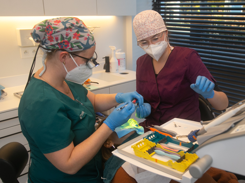 Tandarts is bezig in mond patiënt