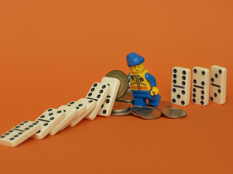 LEGO-mannetje houdt dobbelstenen tegen door te werken 