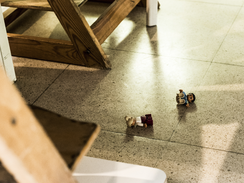 Gevallen speelfiguurtjes op vloer van internaat