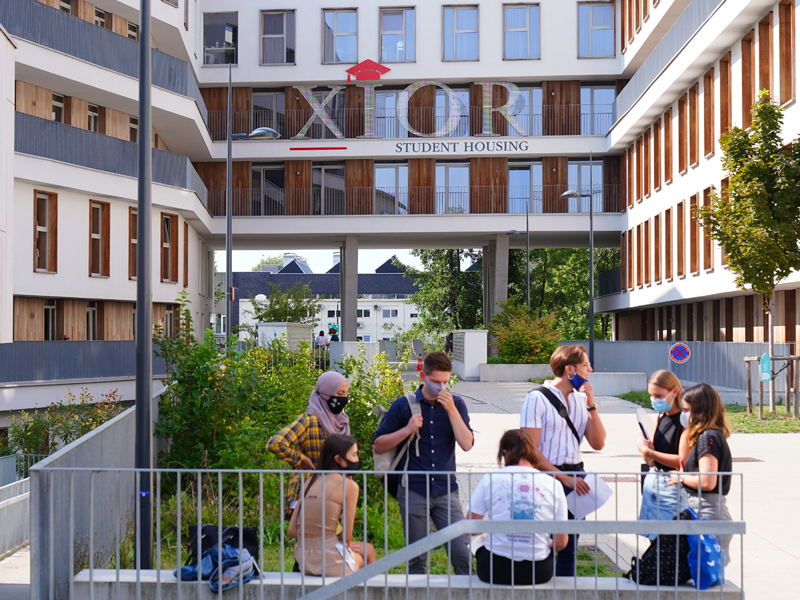 Studenten bezoeken een openkotdag