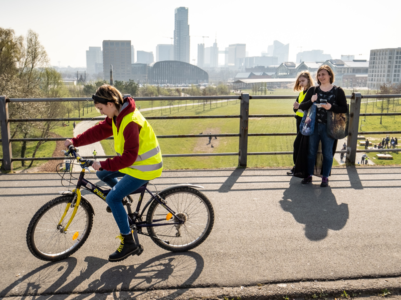 Lana (16) maakt haar eerste ritje op de fiets in Brussel.