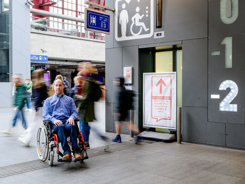 Man in rolstoel voor defecte lift in station Antwerpen-Centraal