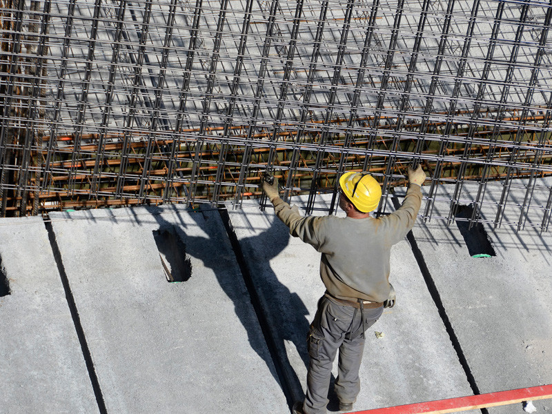 Bouwvakker op industriële werf