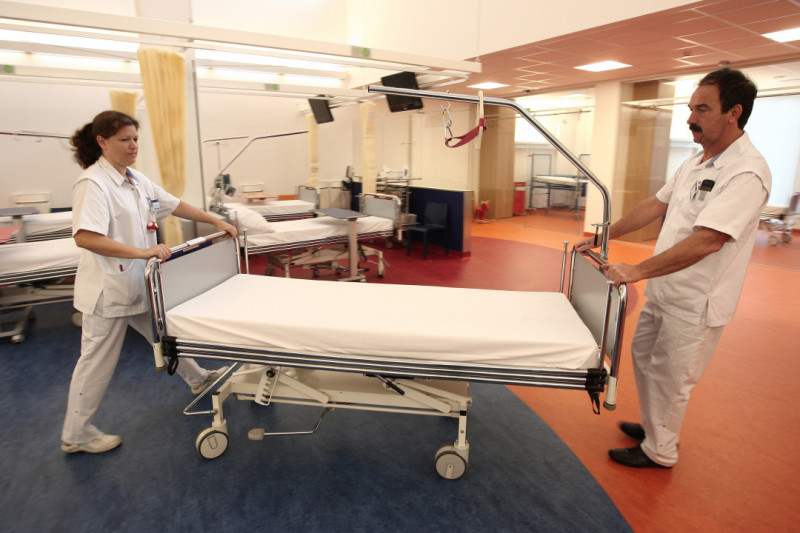 Verplegers verplaatsen een ziekenhuisbed