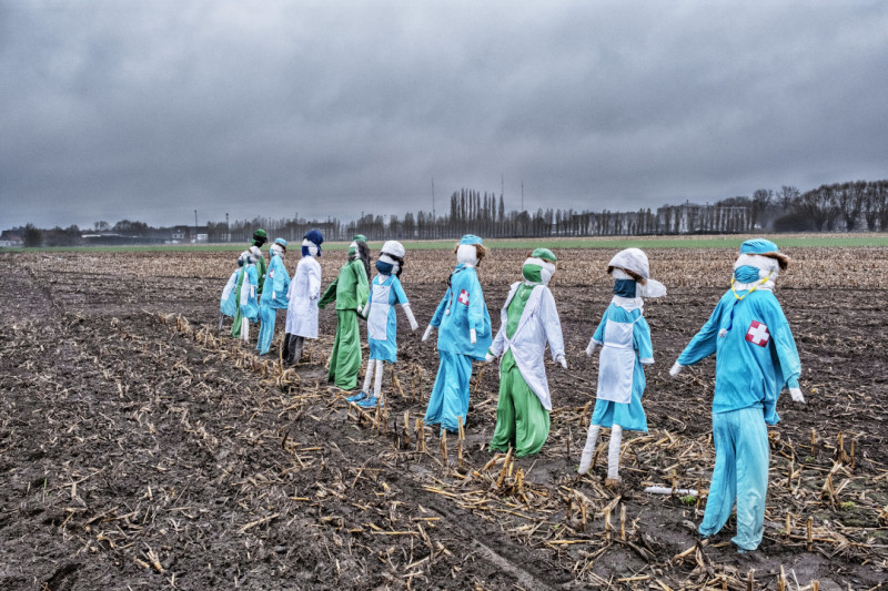 Vogelverschrikkers in zorguniform op kaal veld