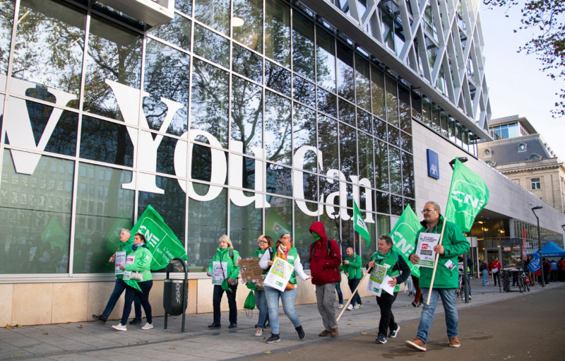Betogers van het ACV voor de kantoren van AXA bank.