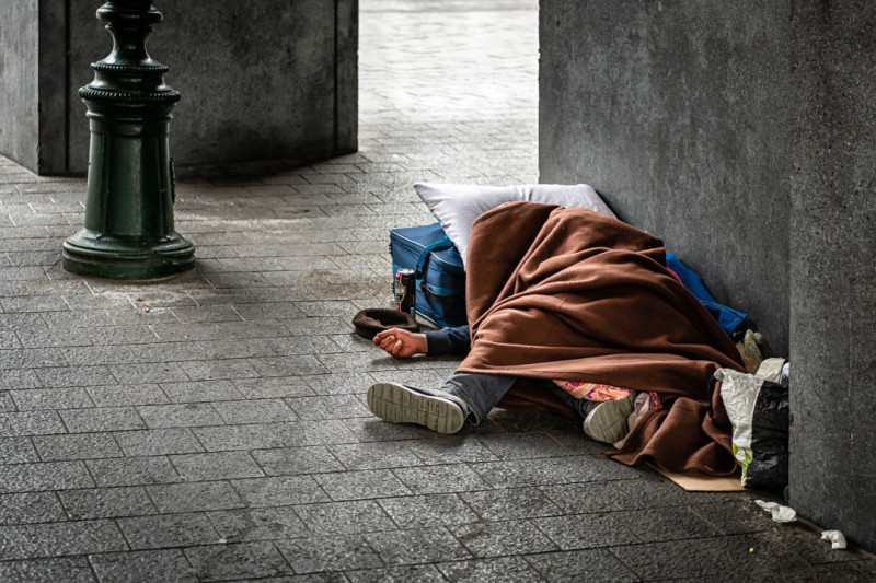 Dakloze persoon aan het slapen op straat