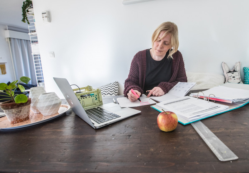 Vrouw met dikke trui werkt van thuis uit