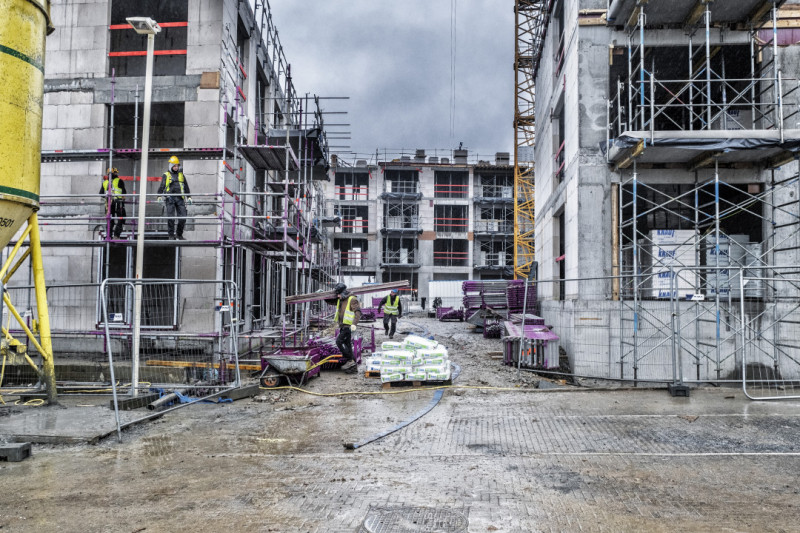 Bouwvakkers aan het werk op werf voor nieuwe sociale woningen