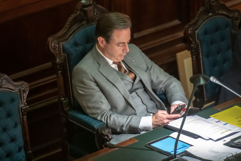 Burgemeester Bart De Wever op gsm tijdens gemeenteraadsverkiezing