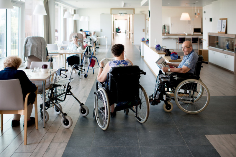 Ouderen in rolstoel in leefruimte van woonzorgcentrum