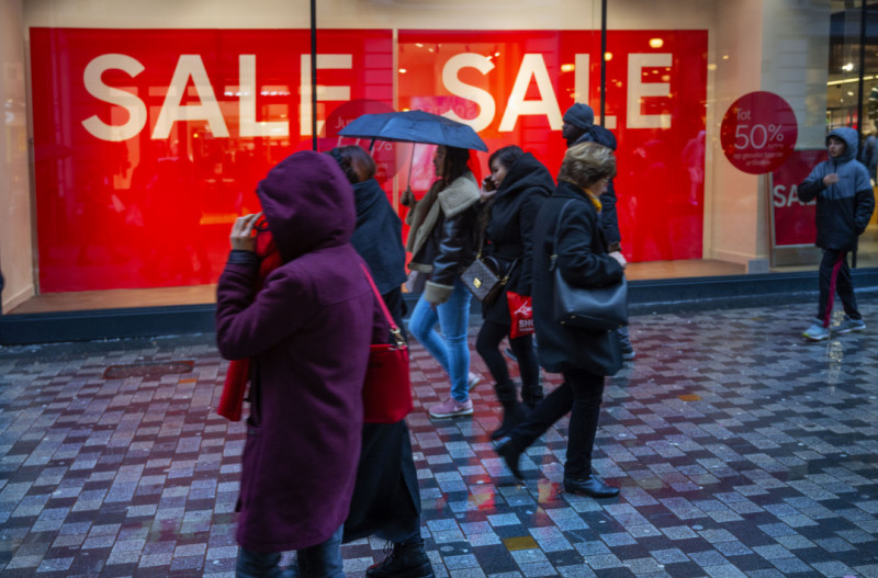 Wintersolden in Nieuwstraat Brussel tijdens regenbui