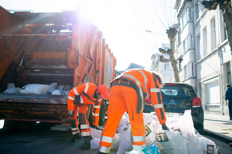 Afvalophalers halen afval op