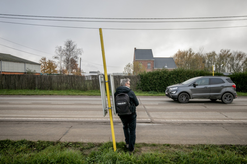Man wacht aan bushalte op het platteland