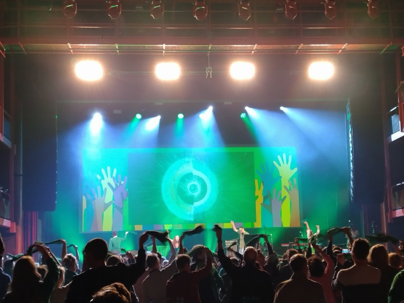 Publiek aan het dansen in concertzaal Ancienne Belgique