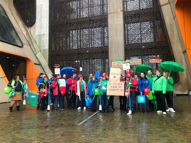 Huishoudhulpen en vakbonden voeren actie voor gerechtsgebouw in Hasselt