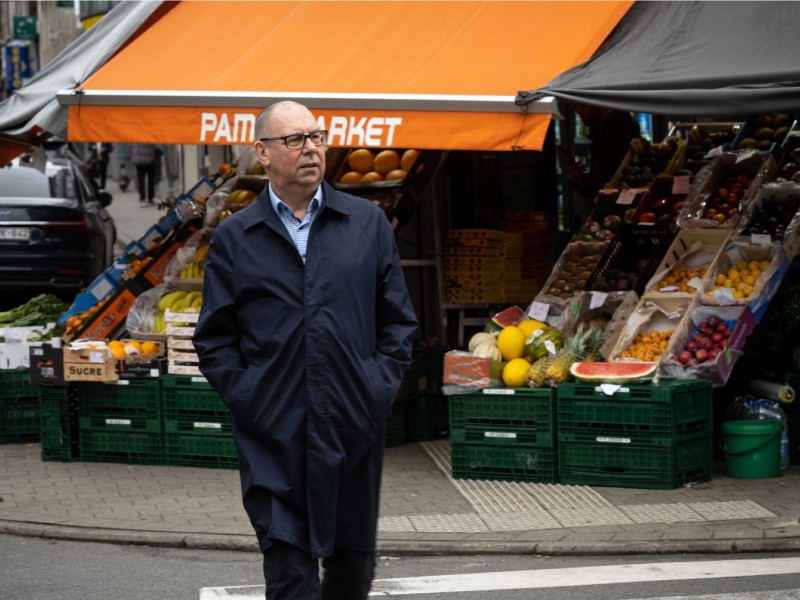 Marc Leemans voorzitter ACV op wandeling door Schaarbeek