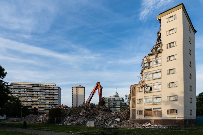 Afbraak van een woonblok aan de Gentse Watersportbaan.