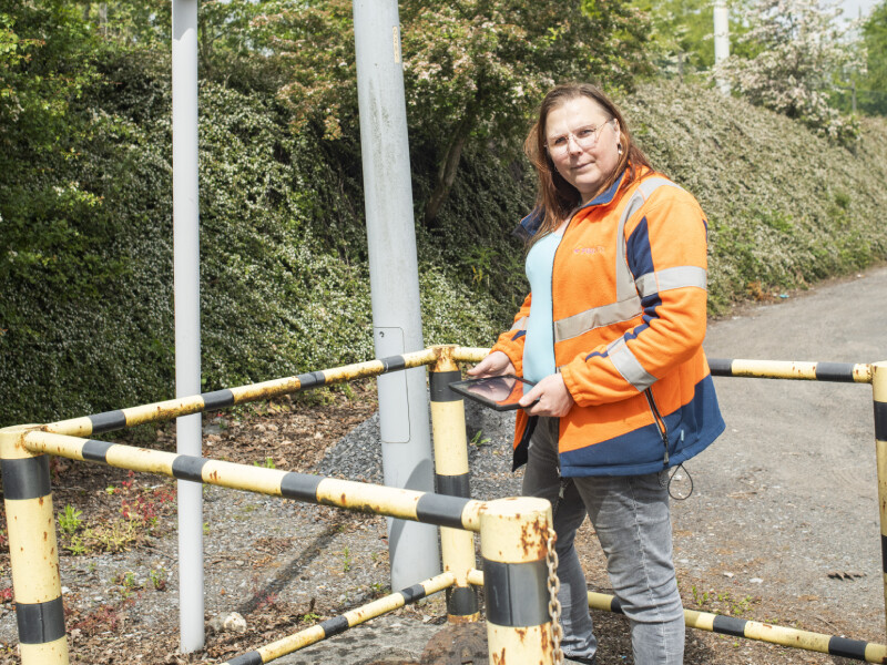 Samantha tijdens haar werk als buizenfitter