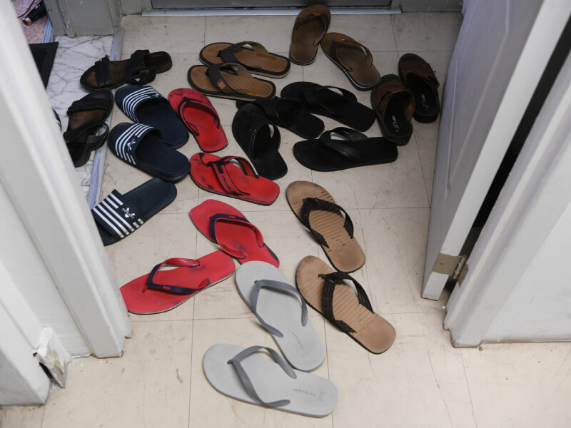 Sloffen en flip-flops in deuropening
