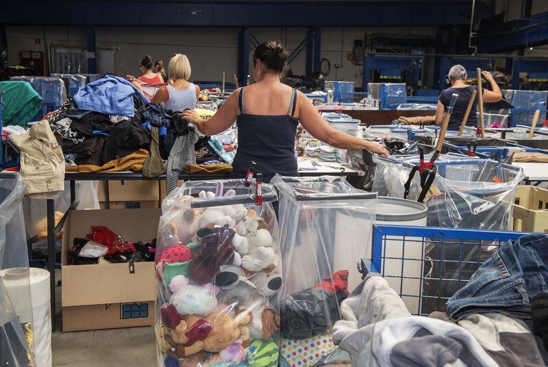 Vrouwen sorteren afgedankte kledij