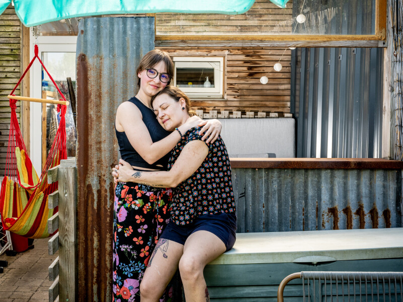 jonge mantelzorger samen met haar mama