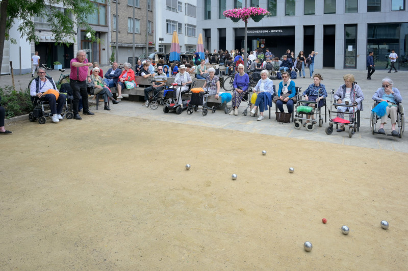 Oude mensen rond een petanqueveld