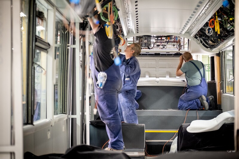 Arbeiders bezig met montage van Bus bij Van Hool