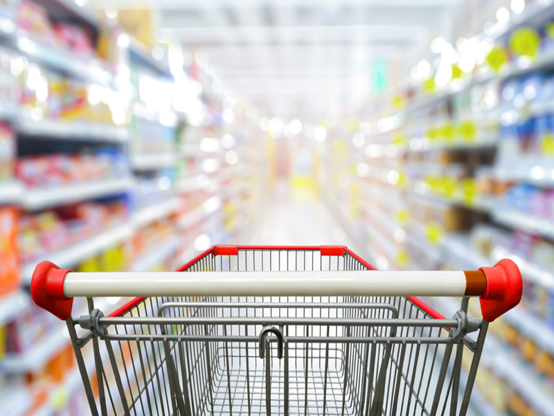 Winkelwagen in supermarkt