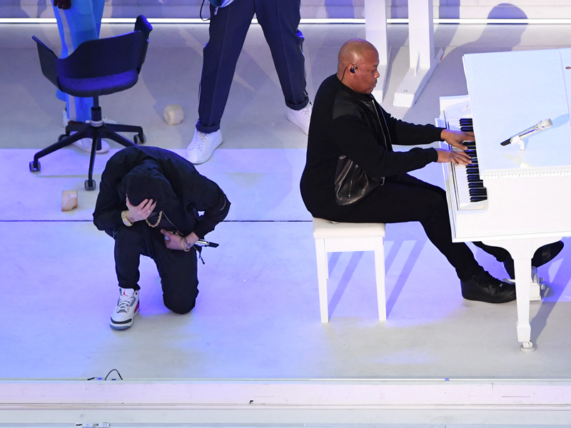 Knieval Eminem tijdens Super Bowl